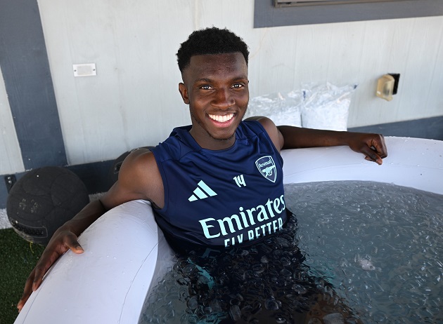 Sau thời gian tập luyện mệt mỏi, Eddie Nketiah đã ngâm mình trong bồn nước đá. Đây là cách hồi phục nổi tiếng giúp các cầu thủ nhanh chóng lấy lại thể lực.