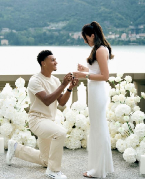 Tiền đạo Ollie Watkins chia sẻ niềm vui với người hâm mộ. Ngôi sao người Anh cầu hôn thành công bạn gái Ellie Alderson. "Vợ sắp cưới," Watkins đăng tải dòng thông điệp.