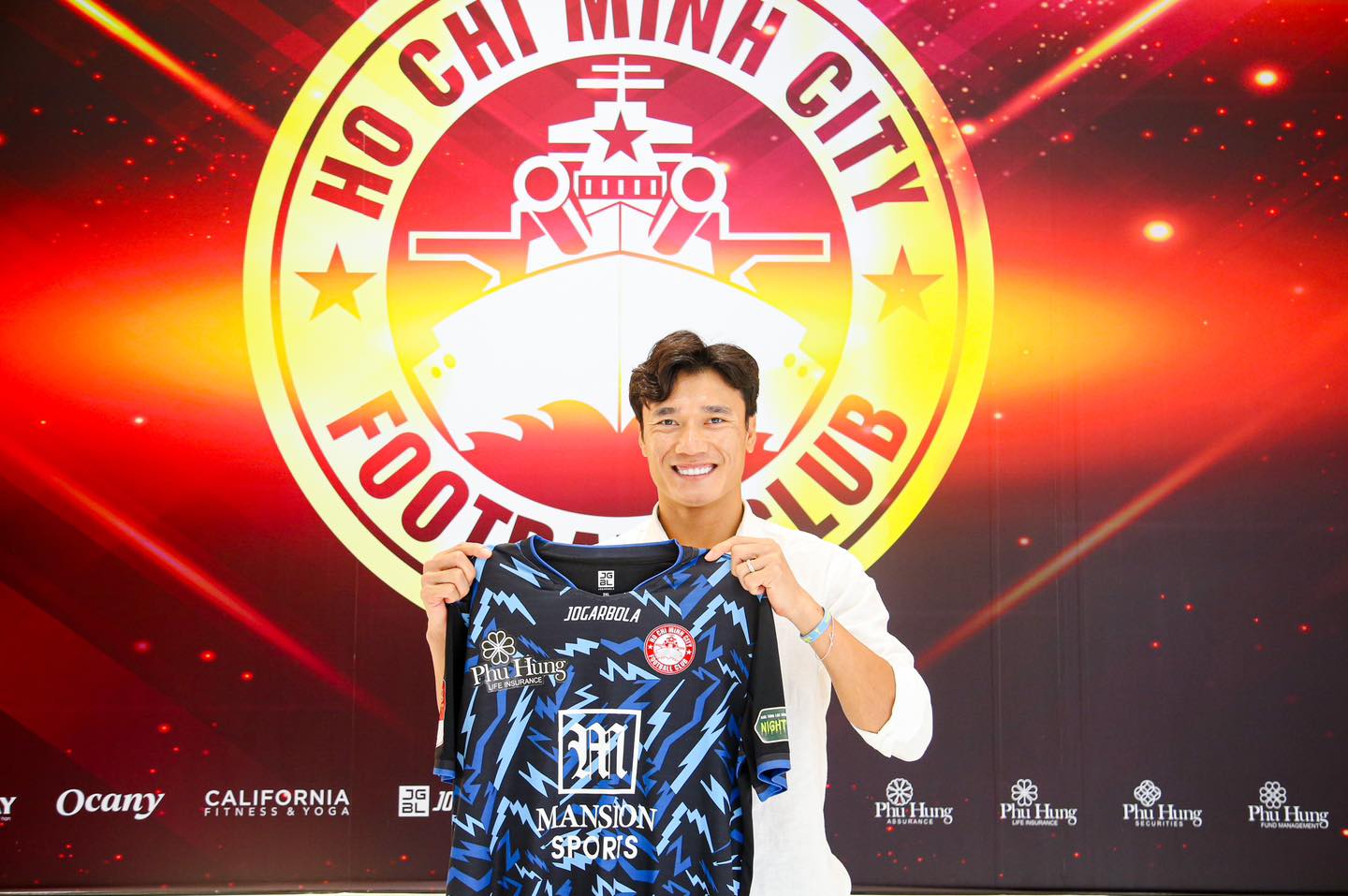 Bùi Tiến Dũng nhận 'lót tay khủng' tại CLB TP.HCM. Ảnh: CLB TP.HCM.
