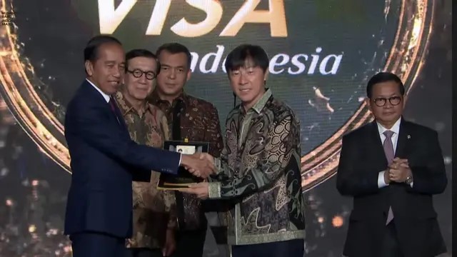 HLV Shin Tae-yong nhận Visa Vàng từ tay Tổng thống Indonesia.