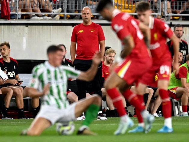 Slot quan sát các học trò từ bên ngoài đường pitch.