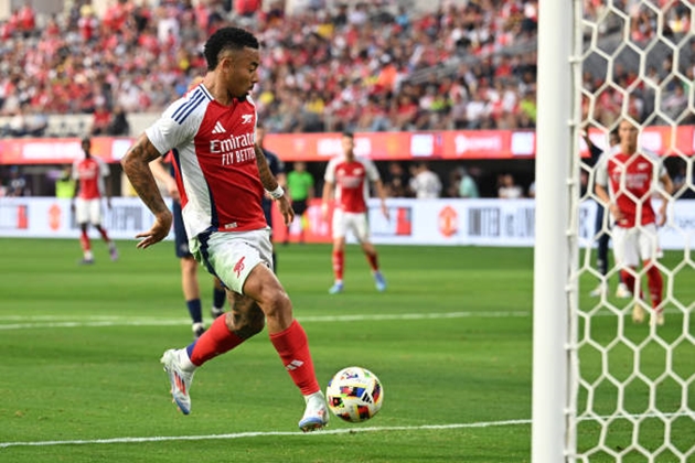 Bàn thắng gỡ hòa gây tranh cãi của Gabriel Jesus.