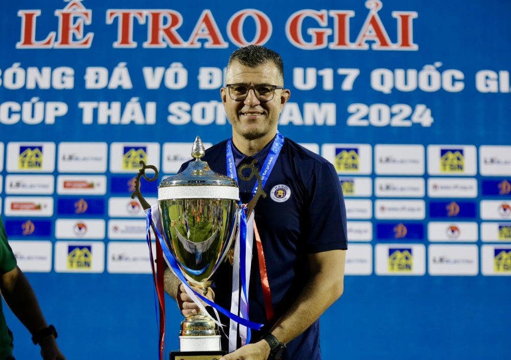 HLV Cristiano Roland và chức vô địch U17 Quốc gia cùng U17 Hà Nội. Ảnh: VFF.