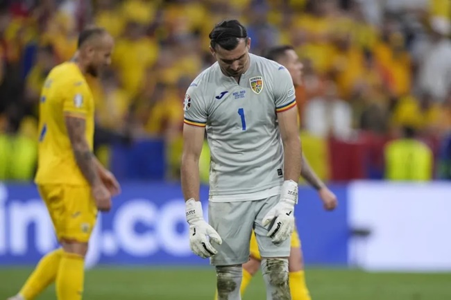 Nita trải qua 90 phút thi đấu thất vọng khi nhận tất thảy 3 bàn thua.