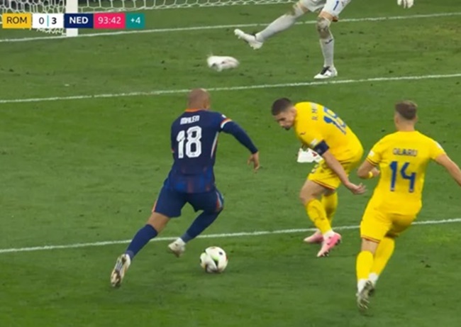 Đáng chú ý là sự thiếu tập trung của thủ thành Florin Nita. Thay vì chú tâm vào Malen 100%, anh lại đã đá bay một chiếc giày trắng trên sân.