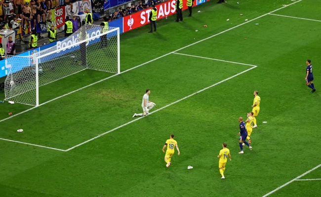 Khoảnh khắc làm việc riêng đó dường như khiến thủ thành Romania thực hiện tình huống phản ứng chậm hơn dự kiến. Tình huống này khiến Gary Lineker lên tiếng: "Tôi thích cách thủ môn đá bay chiếc giày trước khi cố gắng cứu bóng".