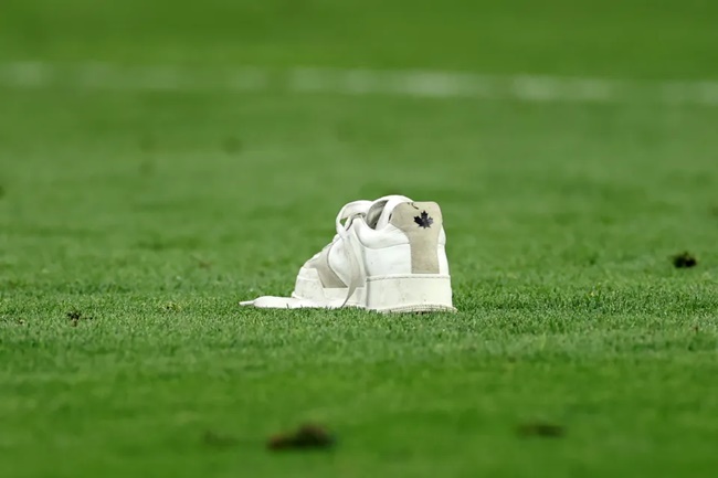 Thật khó hiểu khi một chiếc giày lại xuất hiện trên sân. Theo ghi nhận, chiếc giày này thuộc về một CĐV xâm lược sân trước đó.