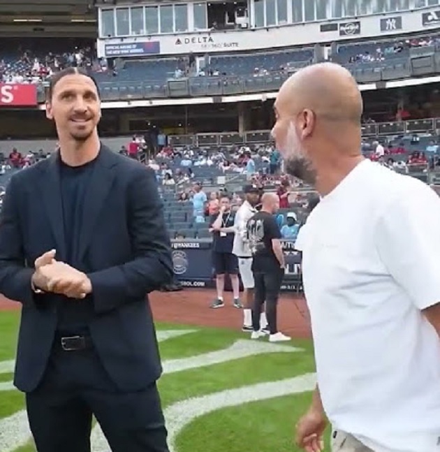 Nhưng người hâm mộ trên mạng xã hội nhận thấy rằng Ibrahimovic vẫn lạnh lùng và không giao tiếp bằng mắt với HLV người Tây Ban Nha.