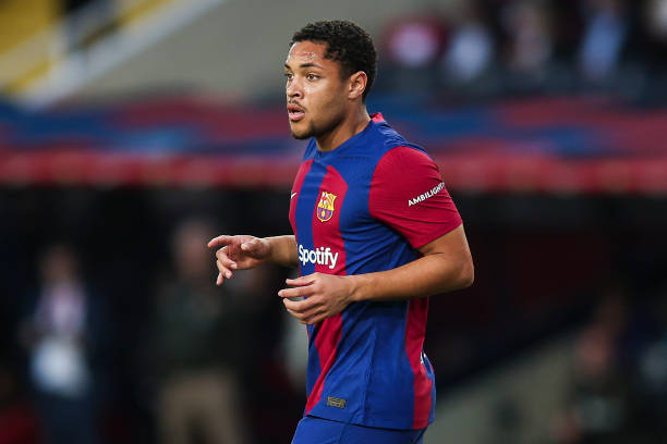 Đáng chú ý, anh để thua đến 7/9 tình huống tranh chấp tay đôi, bị rê bóng qua người 2 lần và là cầu thủ được chấm điểm thấp nhất bên phía Barca (6.1).