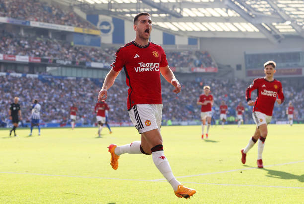 Hậu vệ cánh phải: Diogo Dalot. Công thủ toàn diện, Dalot thực sự là một hậu vệ cánh hàng đầu Premier League vào lúc này.