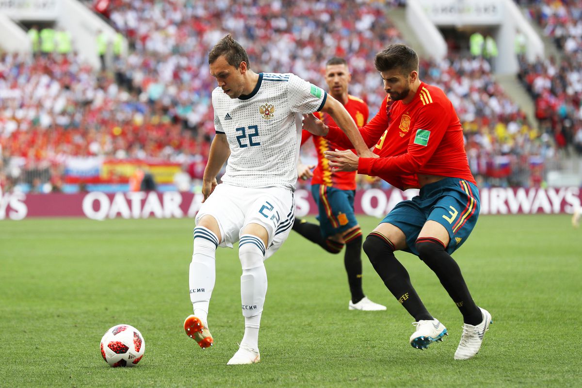 Lần gần nhất Tây Ban Nha ôm hận trước đội chủ nhà là ở World Cup 2018. Họ bị Nga cầm hòa 1-1 trong 12 phút ở vòng 16 đội. Bước vào loạt sút luân lưu, La Roja thua 3-4.
