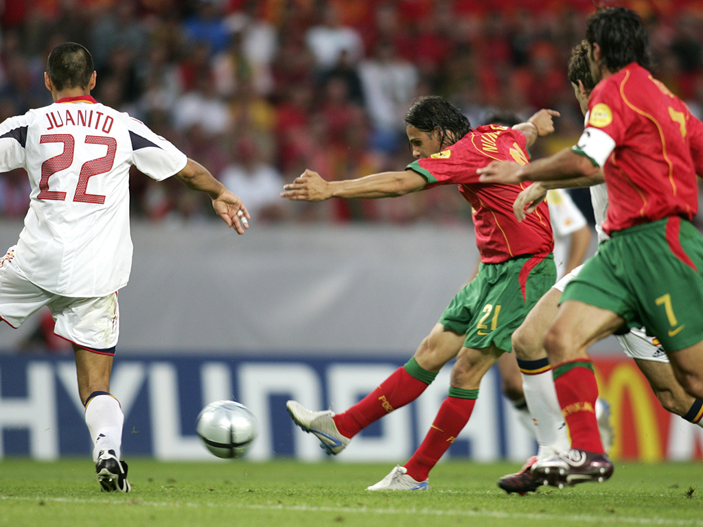 EURO 2004, Tây Ban Nha thua Bồ Đào Nha 0-1 và bị loại từ vòng bảng. Họ bằng 4 điểm với Bồ Đào Nha nhưng xếp thứ 3 do kém hiệu số đối đầu.