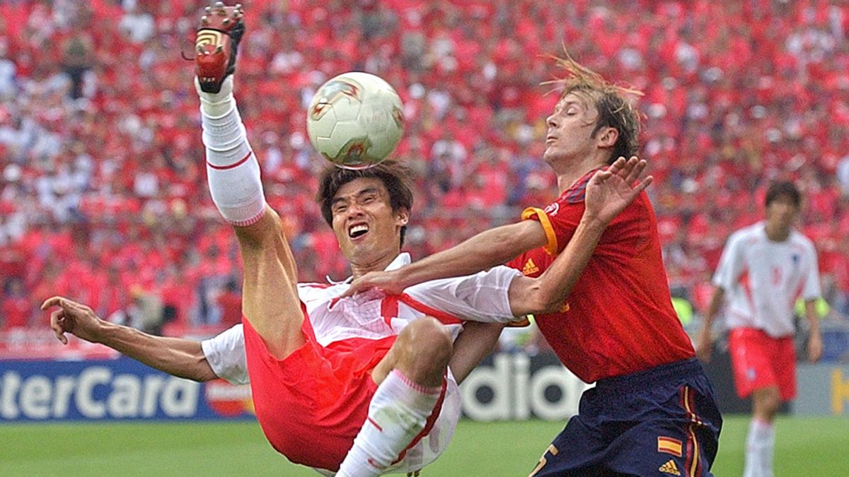 World Cup 2002, Tây Ban Nha một lần nữa ôm hận trước chủ nhà. Tại tứ kết, họ thua Hàn Quốc 3-5 ở loạt sút luân lưu sau khi hòa nhau 0-0 trong 120 phút.