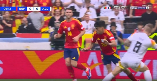 Pha phạm lỗi của Kroos với Pedri.