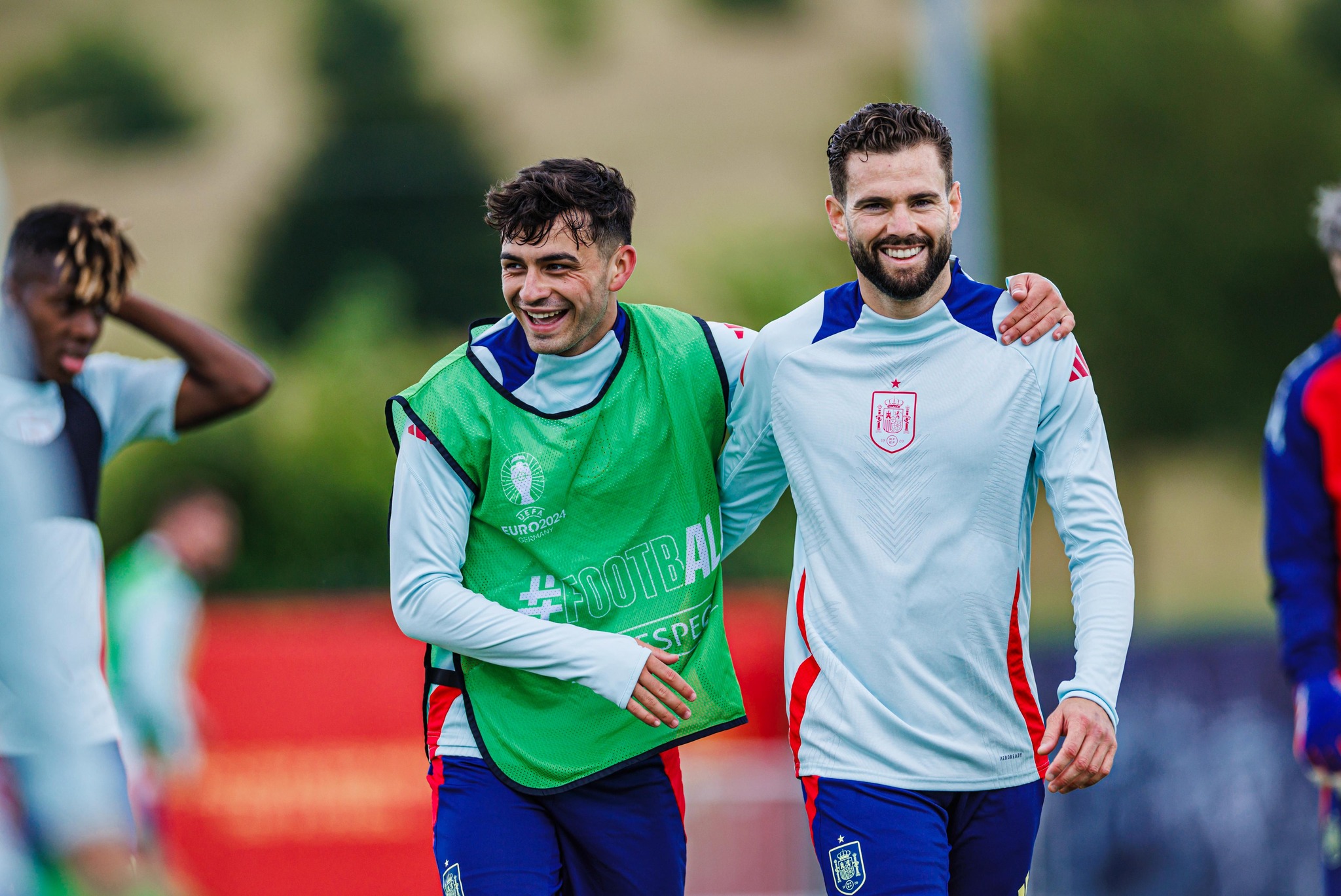 Dù Real Madrid và Barcelona là hai đội bóng kình địch, tuy nhiên họ luôn giữ được hòa khí mỗi khi lên tuyển.