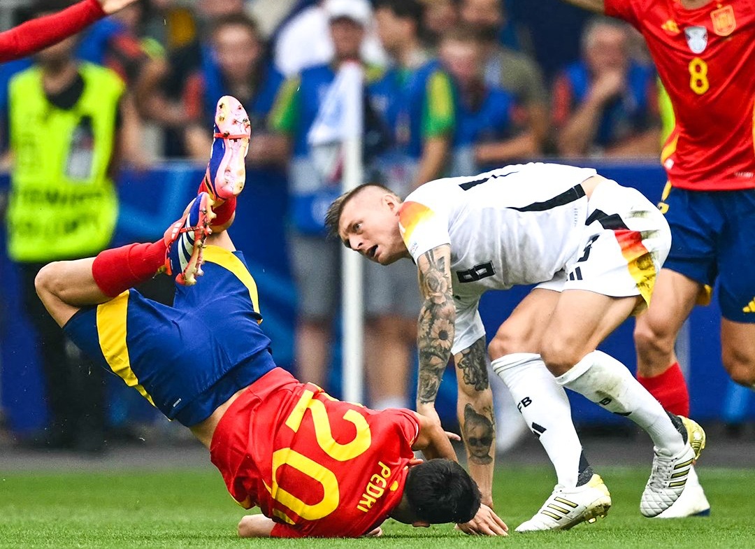 Tiền vệ của Real Madrid có pha phạm lỗi nguy hiểm khiến Pedri ngã chổng vó. Khá bất ngờ khi trọng tài không rút thẻ vàng phạt Kroos ở tình huống này.