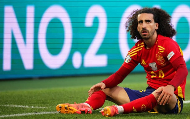 May mắn đã đứng về phía Cucurella ở pha bóng này. Hậu vệ thuộc biên chế Chelsea suýt chút nữa hóa tội đồ.