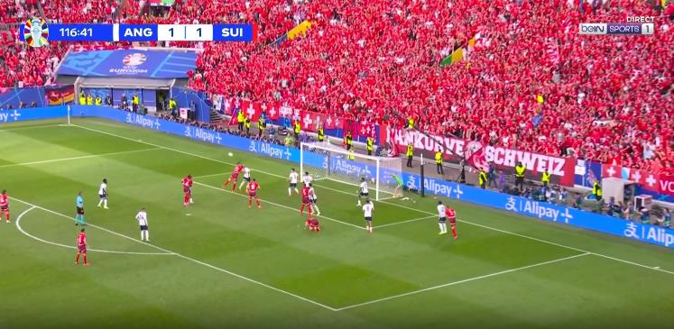Jordan Pickford đã phải làm việc vất vả ở tình huống này, trong khi đó, người hâm mộ Tam sư phải trải qua một phen thót tim.