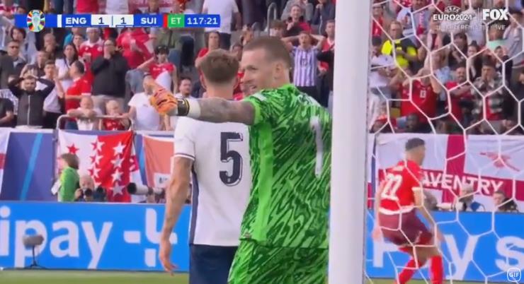 Pickford chỉ tay về phía Shaqiri.