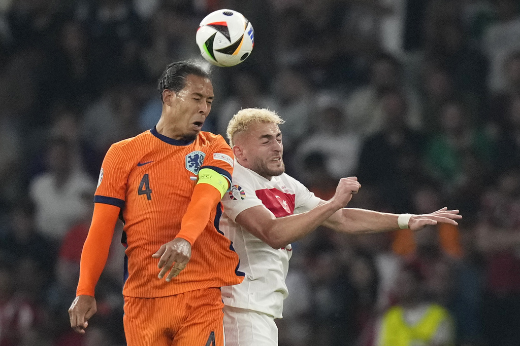 Yilmaz tranh chấp với Van Dijk tại EURO 2024.