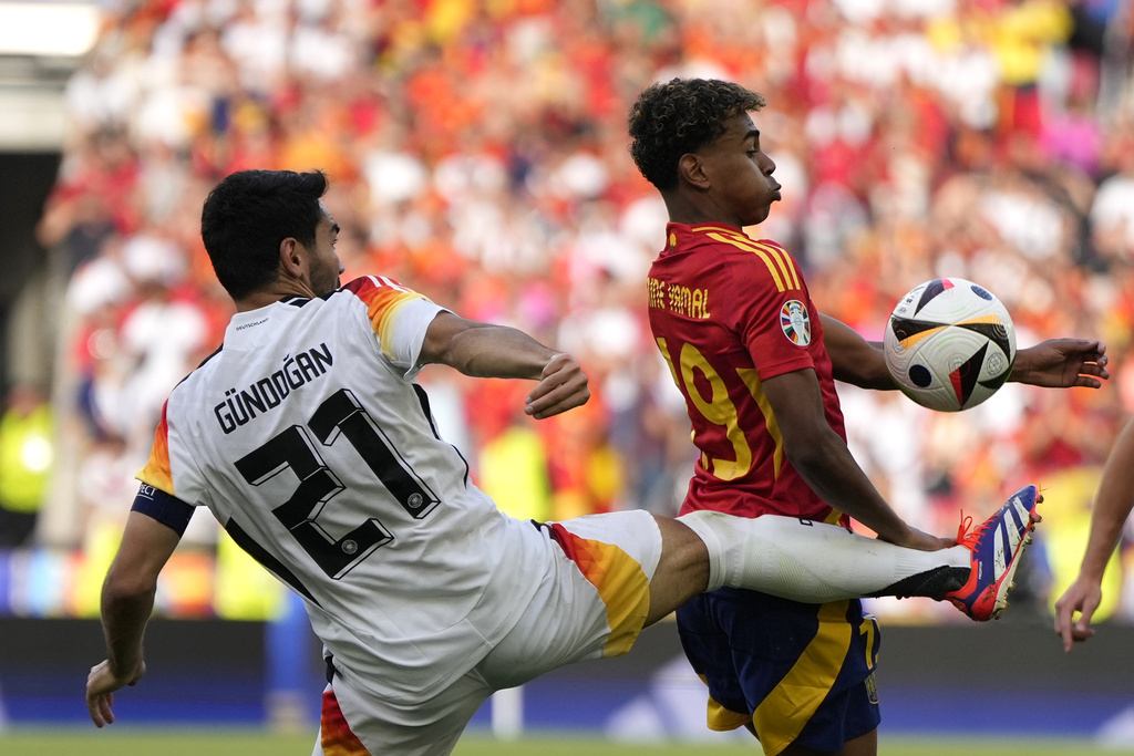 1. Lamine Yamal - 3 kiến tạo (328 phút). Sự xuất hiện của Yamal đã xô đổ hàng loạt kỷ lục tại kỳ EURO 2024. Tính từ giai đoạn vòng bảng đến nay, anh tạo ra tổng cộng 14 cơ hội cho đồng đội và 3 trong số đó là những đường chuyền thành bàn.