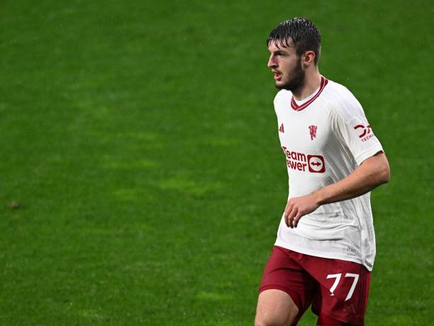 Jack Kingdon được Manchester United thưởng bằng bản hợp đồng chuyên nghiệp đầu tiên.