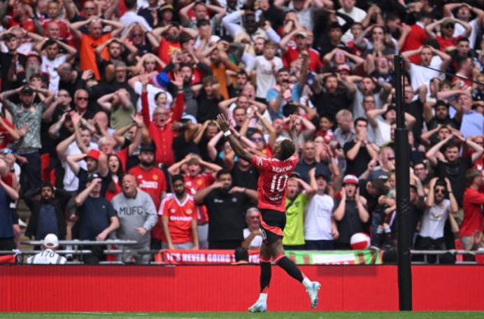 Các khán giả tại Wembley dường như cũng không thể nghĩ rằng Rashford bỏ lỡ một cơ hội ngon ăn đến vậy.