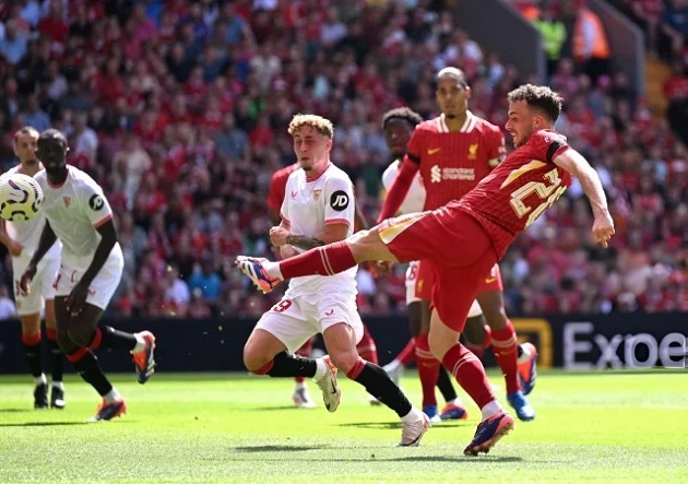 Sau một số pha tấn công sắc nét, Liverpool có bàn mở tỷ số ở phút thứ 30 nhờ công của Diogo Jota.