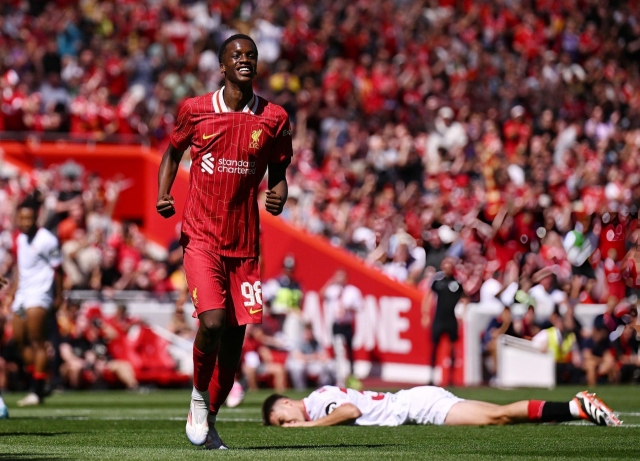 Nhưng chỉ 1 phút sau, cầu thủ vào sân thay người Trey Nyoni tận dụng sai lầm của hàng phòng ngự đối phương để sút bóng vào góc thấp.