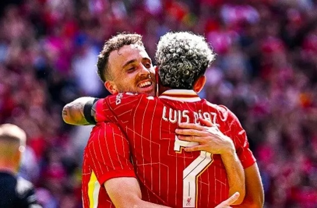 Chưa đầy 10 phút sau, Luis Diaz là người nâng tỷ số. Đó là một tình huống tuyệt vời của Jota, anh chuyền cho Diaz để cầu thủ chạy cánh này cắt vào trong và đưa bóng vào nóc khung thành.