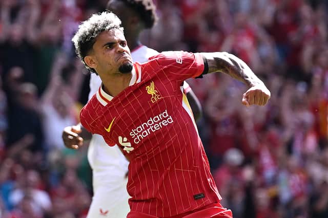 Cuối hiệp 1, Diaz tỏa sáng 1 lần nữa. Anh đón đường chuyền của Szoboszlai sau khi thoát khỏi hàng phòng ngự của Sevilla.