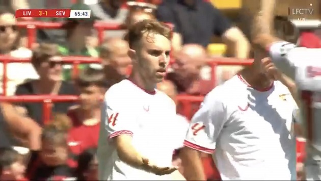 Peque Fernandez thực hiện cú dứt điểm thông minh để rút ngắn cách biệt.