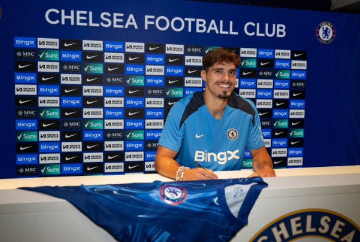 Neto ra mắt Chelsea.