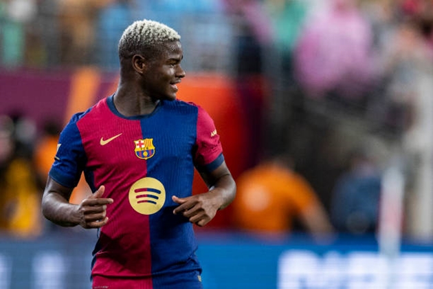 Barcelona đang cân nhắc bán Mikayil Faye.