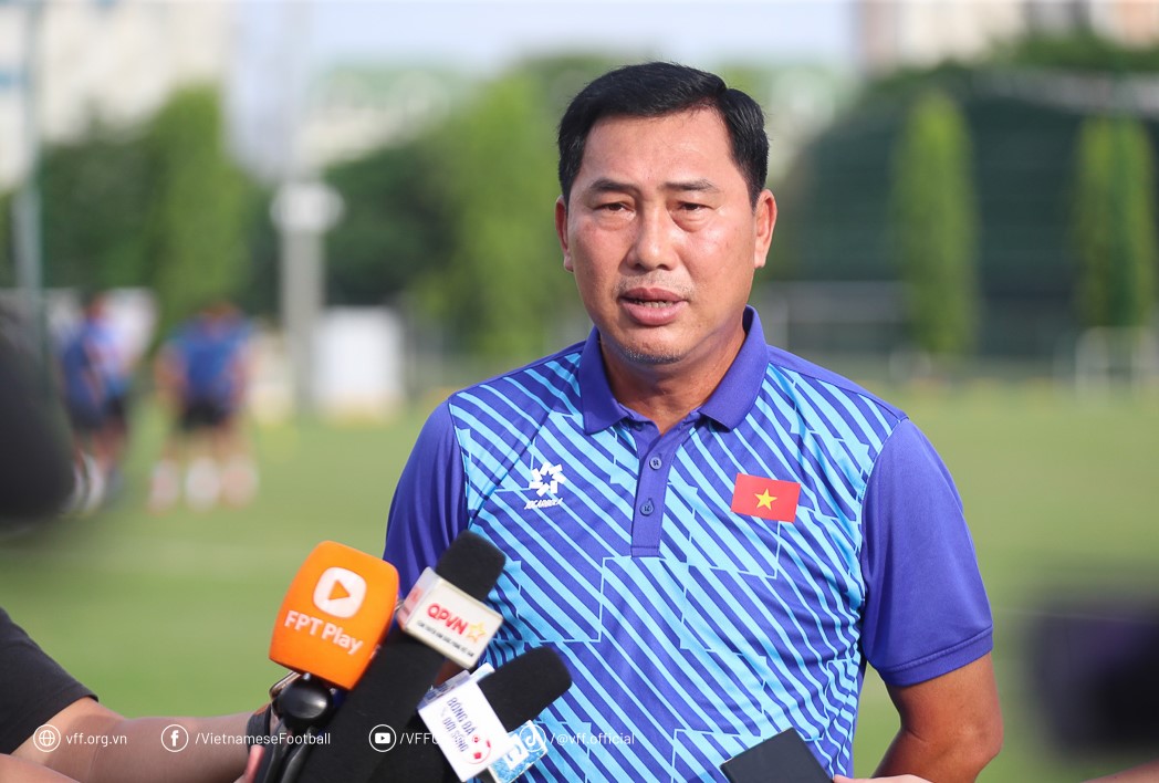 HLV Hứa Hiền Vinh trao đổi với truyền thông. Ảnh: VFF.