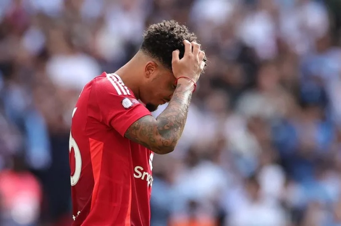 Sancho vắng mặt trong trận thắng Fulham.