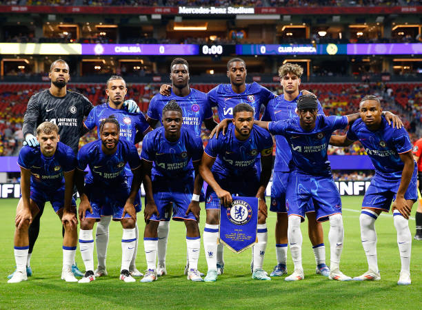 Kể từ mùa bóng 1971/72, đây mới là lần đầu tiên Chelsea đụng độ nhà ĐKVĐ giải đấu trong trận đấu đầu tiên của mùa giải mới.