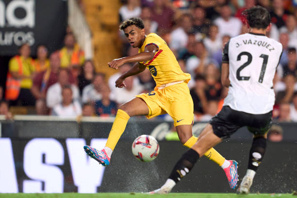 Dù vậy, thực tế thì Barca vẫn là đội nhập cuộc chủ động hơn, họ sớm bắn phá khung thành của "Bầy dơi" với những pha dứt điểm đến từ Lamine Yamal hay Ferran Torres.