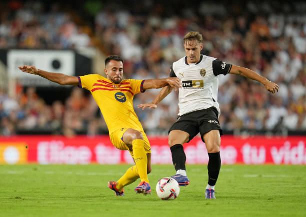 Song, Valencia cũng nhanh chóng lấy lại thế trận và liên tục tạo ra hàng loạt tình huống "ăn miếng trả miếng" với Barca trong quãng thời gian kế tiếp.