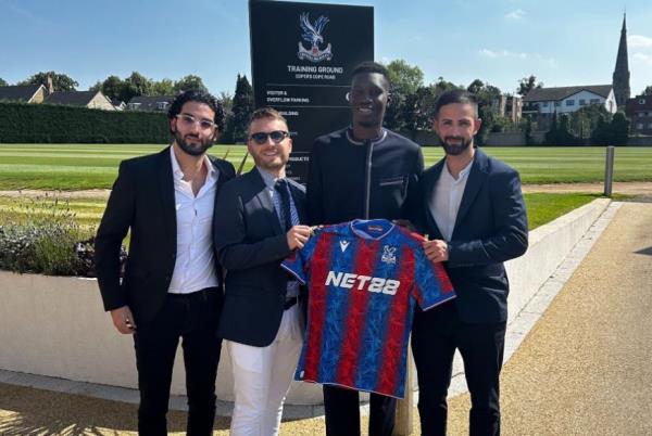 Ismaila Sarr trở lại Anh.