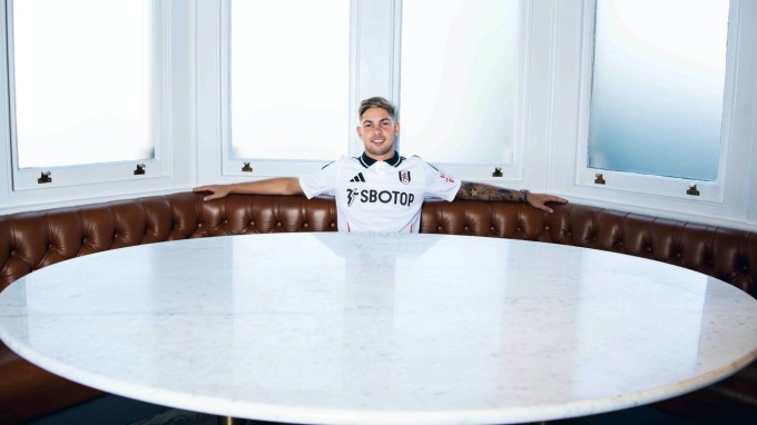 Trong mùa cuối cùng khoác áo Arsenal, Smith Rowe ra sân 19 trận trên mọi đấu trường. Đây là con số tương đối ít ỏi so với một cầu thủ đang ở độ tuổi phát triển như Smith Rowe.