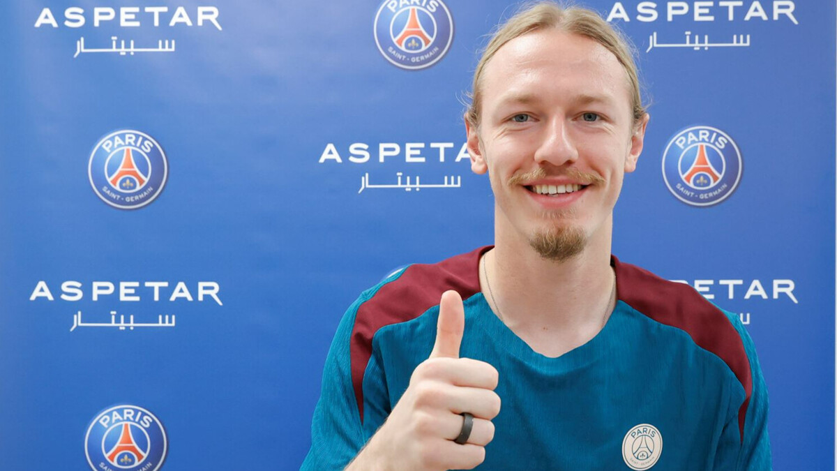 Matvei Safonov lúc ra mắt PSG.