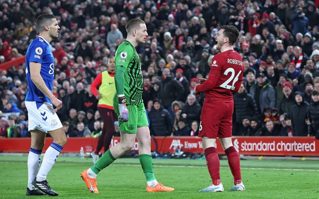 Robertson trêu chọc Pickford.