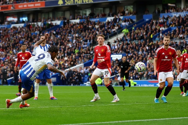 Vào hôm qua, 2 đội lại tái ngộ với Brighton mang về 3 điểm. Danny Welbeck và Joao Pedro giúp CLB chủ quản hạ đội khách 2-1.
