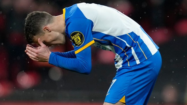 Solly March hoá tội đồ vì đá hỏng penalty, trước khi Victor Lindelof mang về chiến thắng cho CLB. Dù đi tiếp, nhưng Man Utd trải qua khoảng thời gian hoà 0-0 nhọc nhằn sau 120 phút.