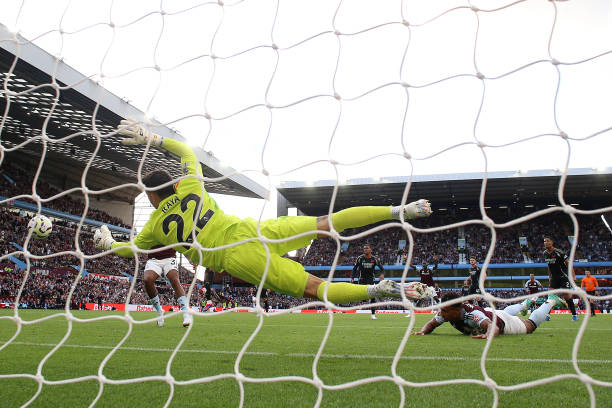David Raya giúp Arsenal tránh khỏi bàn thua mười mươi.