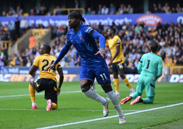 Noni Madueke lập hattrick trong cuộc chạm trán Wolves.