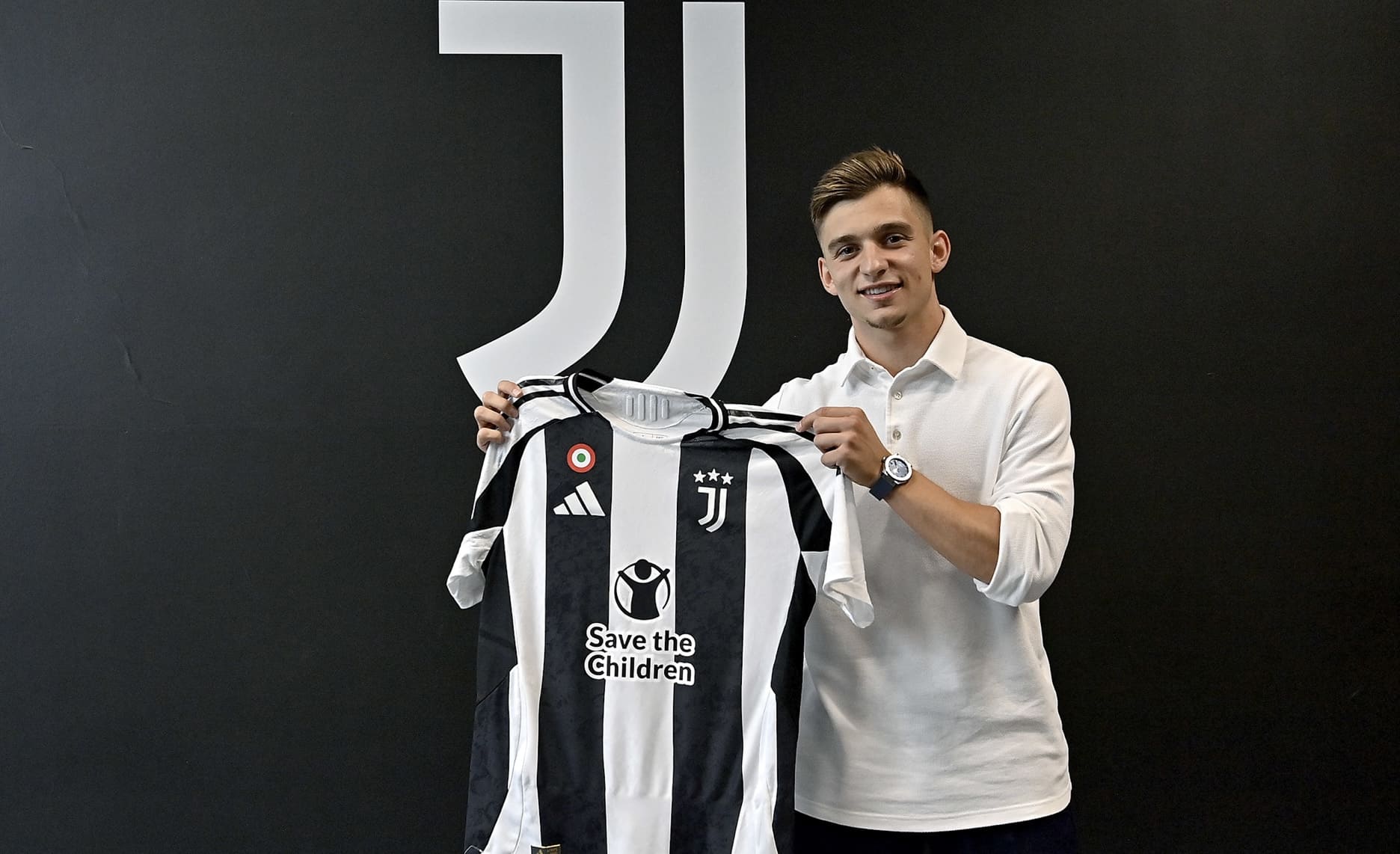 Francisco Conceicao chính thức gia nhập Juventus.