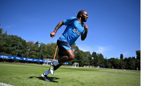 Sterling tìm đường rời Chelsea.