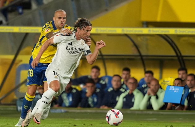 Luka Modric trong một tình huống đi bóng trước cầu thủ của Las Palmas.